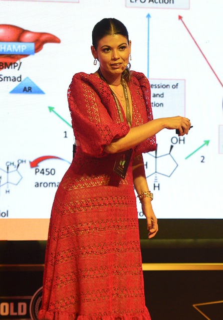 Dra. Aline David em palestra, explicando fisiologia